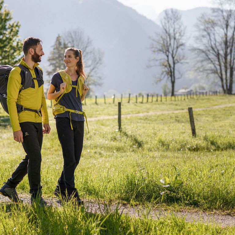 Paar beim Wandern durch die Natur  © Salzburger Land Tourismus