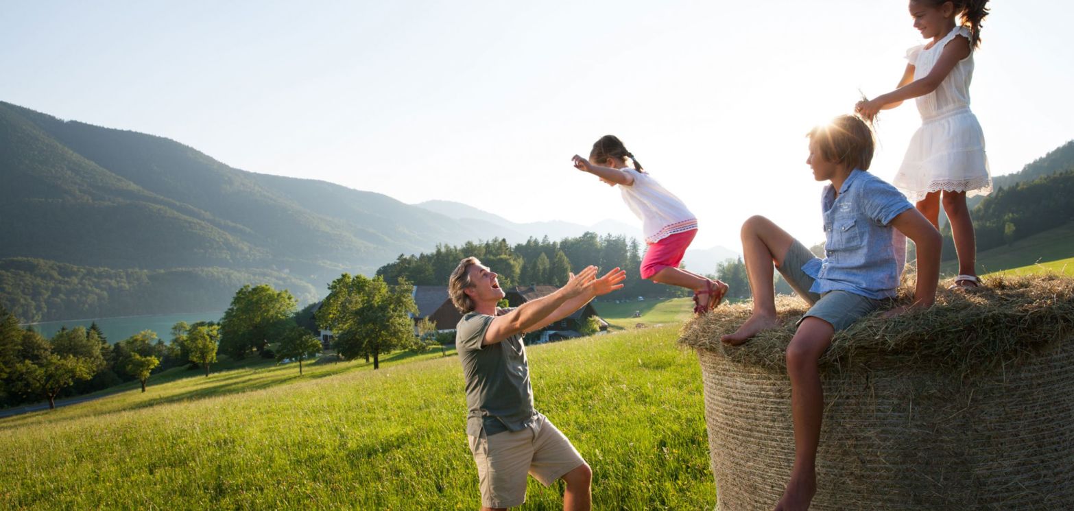 Kinder mit Vater auf Heuballen © Salzburger Land Tourismus